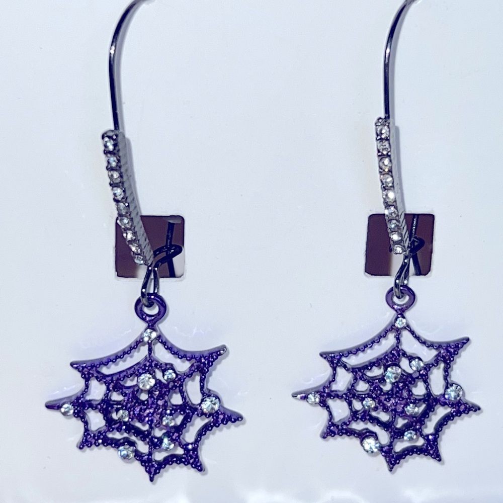 New Betsey Johnson CREEPY CRAWLY HOOK EARRINGS GUNMETAL - Picture 9 of 10